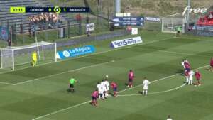 Francês: Torcedores do Angers mostram bumbuns para distrair jogador em pênalti