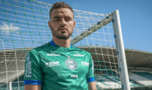 Goleiro do Coritiba reclama de nova regra em penalidades