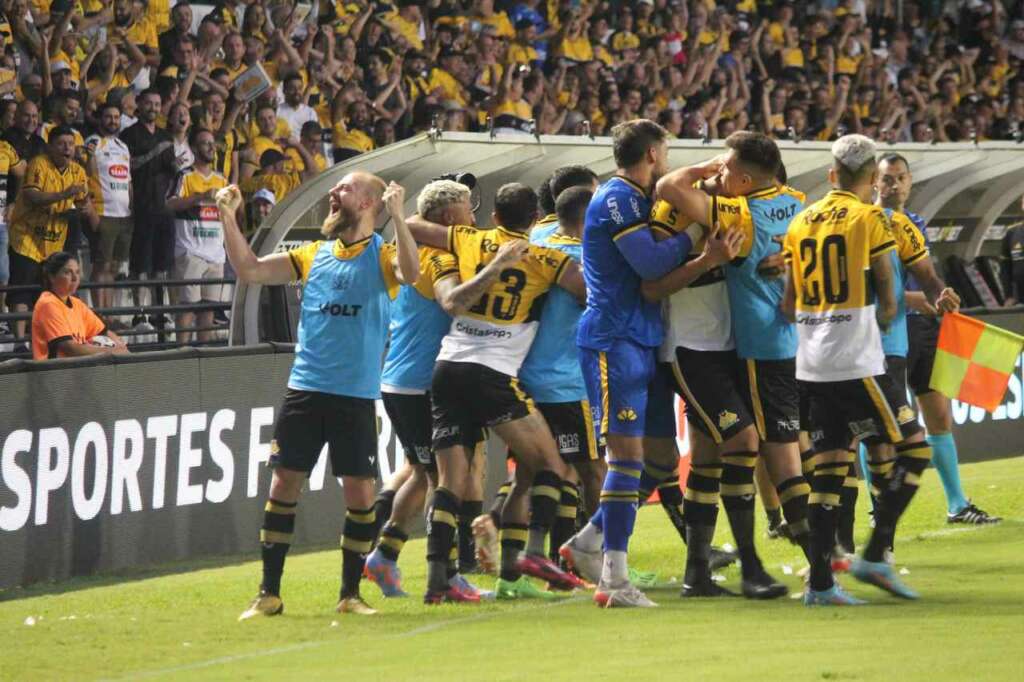 Catarinense: Torcida do Criciúma comemora com direito a cachorro caramelo na arquibancada