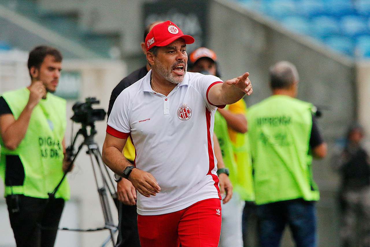 Leandro Sena, ex-técnico do América-RN, assume o Sergipe