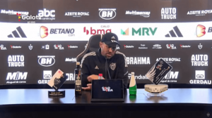 Coudet garante permanência no Atlético-MG em coletiva após declarações polêmicas