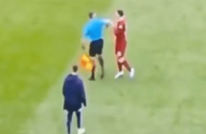 Inglês: Assistente que deu cotovelada em Robertson é afastado preventivamente