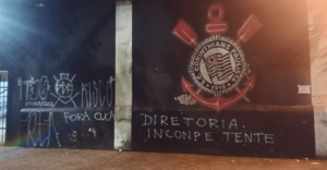 Torcedores do Corinthians picham muros do Parque São Jorge em protesto contra Cuca