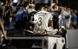 Felipe Jonatan rompe ligamentos do joelho e só deve voltar a jogar no Santos em 2024