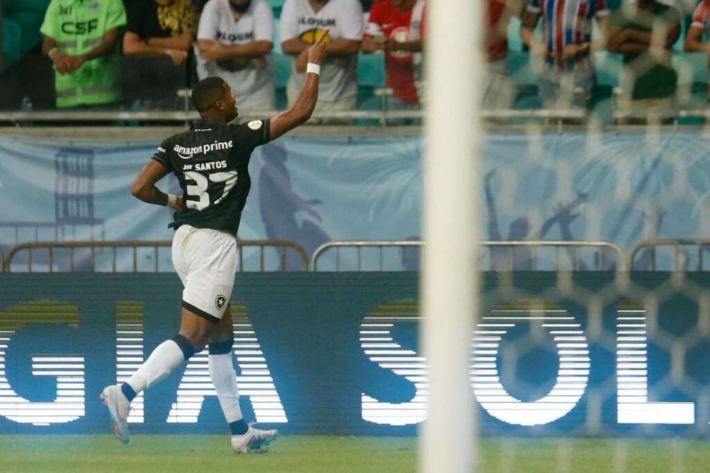 Júnior Santos desequilibra e Botafogo mantém os 100% no Brasileirão