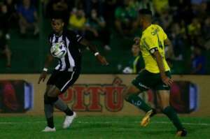 Júnior Santos reestreia no Botafogo com vitória e assistência