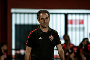 Série B: Léo Condé enaltece elenco e torcida do Vitória após boa estreia
