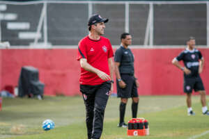 Série B: Vitória tem atuação aprovada por Léo Condé apesar de empate em amistoso