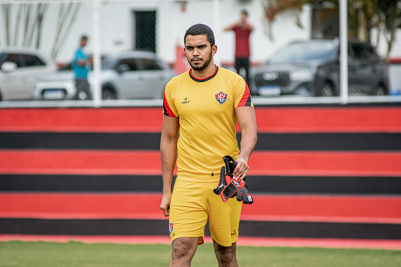 Lucas Arcanjo titular Vitória