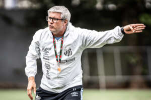 Odair comemora dedicação do elenco e vê Santos mais equilibrado dentro de campo