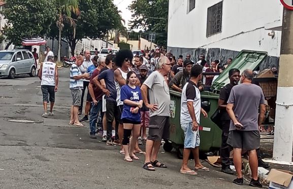 Torcida da Ponte Preta forma fila em 1º dia de venda de ingressos para a final 7 ponte 01