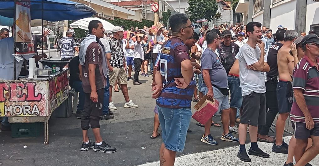 Torcida da Ponte Preta forma fila em 1º dia de venda de ingressos para a final 5 ponte 03