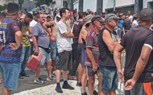 Torcida da Ponte Preta forma fila em 1º dia de venda de ingressos para a final