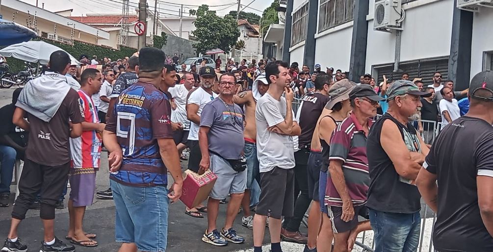 Torcida da Ponte Preta forma fila em 1º dia de venda de ingressos para a final 3 ponte 05