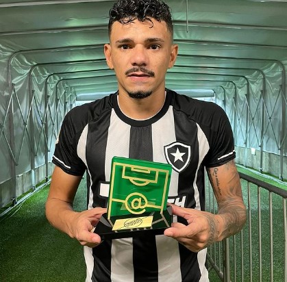 Tiquinho Soares valoriza vitória do Botafogo no clássico mas pede calma: ''Vamos passo a passo''