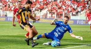 Série B: Goleiro Vanderlei fratura a costela e desfalca o Vila Nova por um mês