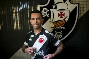 Vasco anuncia meia Carabajal, do Santos