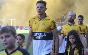 Série B: Zagueiro do Criciúma projeta duelo com a Ponte Preta: 'Não será fácil'