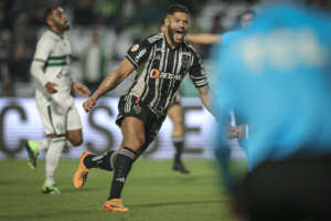 Coritiba 1 x 2 Atlético-MG - Hulk marca no fim, Galo engata a 3ª a aumenta crise no Coxa