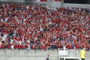 Torcedor toma drible desconcertante em jogo da Série C e vira meme