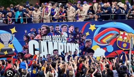 Cerca de 80 mil torcedores festejam pelas ruas de Barcelona