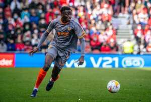 Espanhol: Diakhaby, zagueiro do Valencia alvo de racismo, não posa com faixa institucional da LaLiga