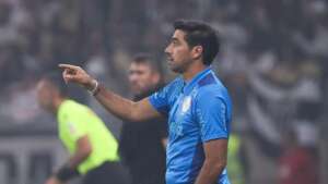 Abel Ferreira pode ser punido pelo STJD por ter tomado celular da mão de jornalista