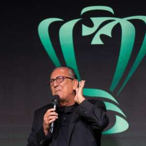 Homenageado, Galvão Bueno lembra frase de Zagallo e garante que vai seguir narrando
