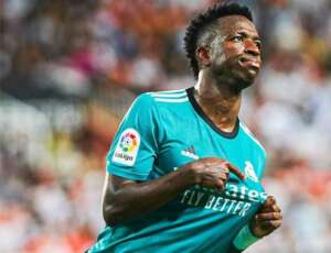 ESPANHOL: Vini Jr. é alvo de ofensas racistas, se revolta e acaba expulso em derrota do Real Madrid