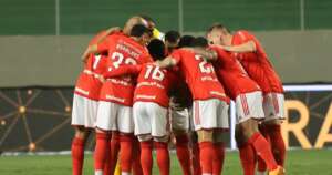 Torcedores apedrejam ônibus do Internacional e Nico Hernández é atingido por estilhaços