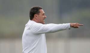 Torcida protesta no CT do Corinthians e Luxa age como 'escudo' para conter crise