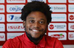 Luiz Adriano comemora no Internacional após vitória. VEJA !