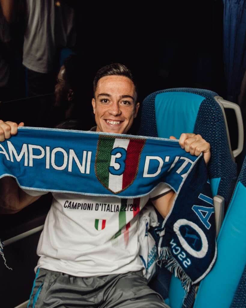 Napolitanos festejam durante toda a madrugada o título italiano após 33 anos