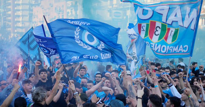 ITALIANO: Napoli empata, volta a ser campeão após 33 anos e torcida invade estádio