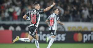 Atlético-MG 2 x 1 Athletico-PR - Paulinho faz 2, Galo vira sobre Furacão e respira na Libertadores