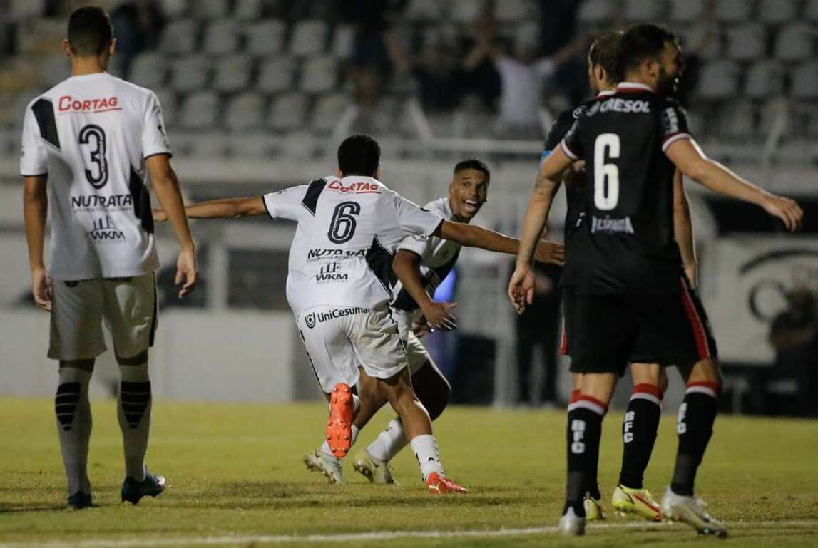 Tudo mudou para a Ponte Preta quando o Botafogo ficou com 10