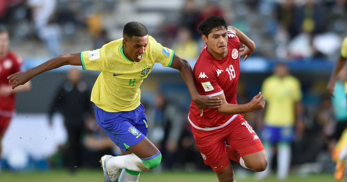 Corinthians encaminha contratação de zagueiro com passagem pela seleção brasileira