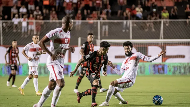 SÉRIE B: Vitória lidera com Vila e Criciúma na cola; dupla campineira tropeça