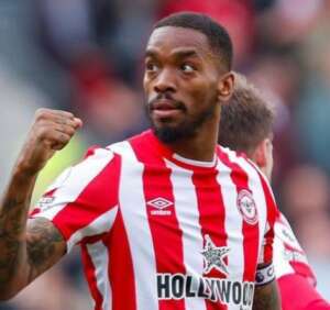 Inglês: Técnico demonstra apoio a jogador do Brentford punido por infringir regra de apostas