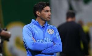 Abel Ferreira ironiza expulsões no Palmeiras após 50º cartão e pede descanso para os árbitros