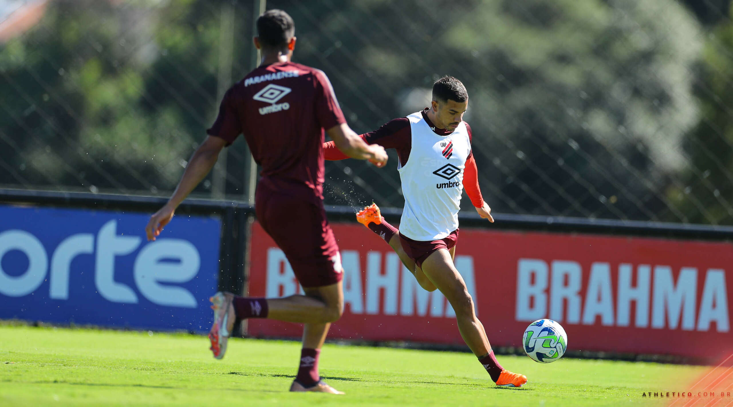 Athletico x Coritiba – Clássico paranaense coloca situações opostas em campo
