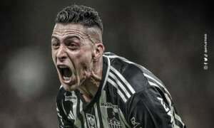 Abel toma celular de jornalista que filmou 'choradeira' do Palmeiras