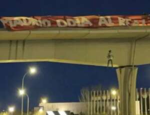 Torcedores que penduraram boneco com camisa de Vini Jr. são proibidos de ir a estádios