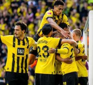 ALEMÃO: Borussia Dortmund goleia e mantém caça ao líder Bayern