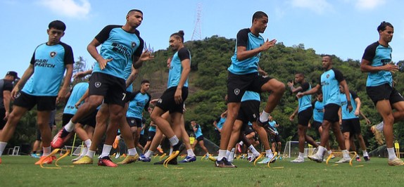 Botafogo lidera com 100% de aproveitamento