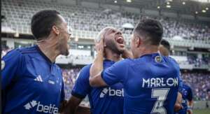 BRASILEIRÃO: Cruzeiro dorme líder e Flu e Vasco empatam no clássico