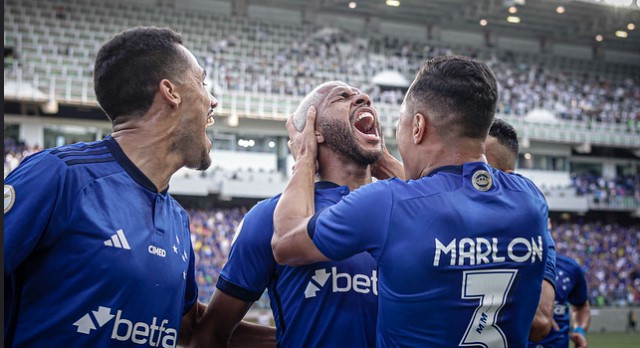 BRASILEIRÃO: Cruzeiro dorme líder e Flu e Vasco empatam no clássico