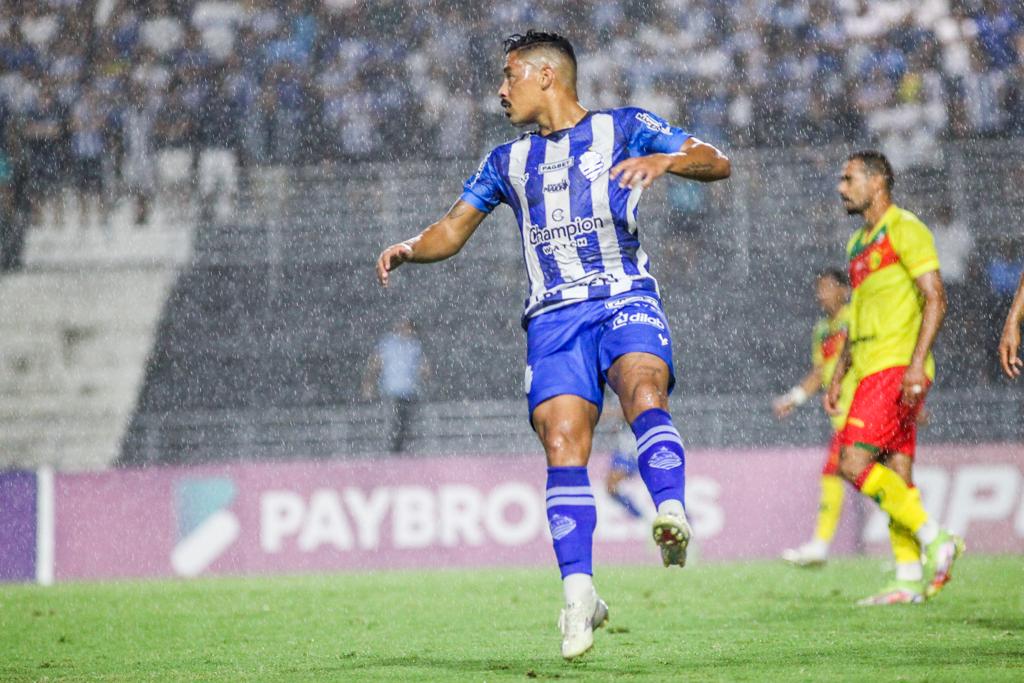 CSA-AL e Brusque-SC empatam sem gols em jogo marcado pela chuva na Série C (Foto: Morgana Oliveira / CSA)