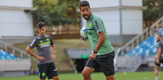 António Oliveira, pelo Cuiabá, reencontra o Coritiba