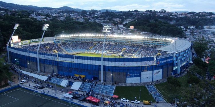 Polícia de El Salvador prende presidente de clube após morte de torcedores em estádio